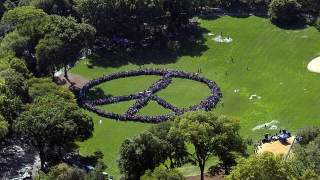 John Lennon: Yoko Ono, junto a 2 mil personas, realizó símbolo de la paz en homenaje al cantante