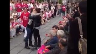 El ‘Beso de Marsella’ se convierte en un ícono de la defensa de los derechos gay