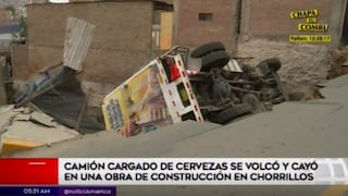 Camión con más de 500 cajas de cerveza se vuelca sobre construcción en Chorrillos