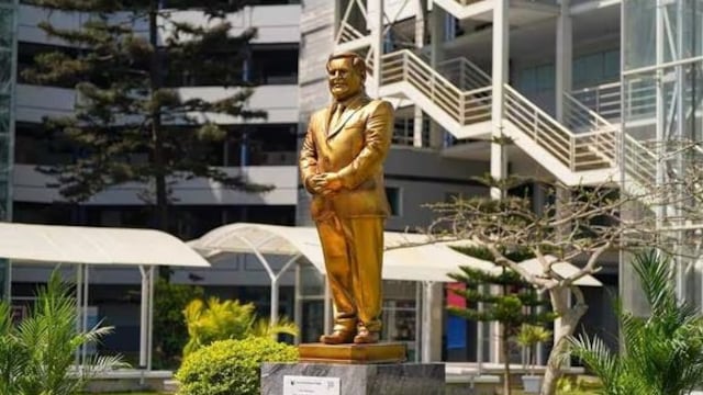 César Acuña levanta una   estatua suya en su universidad