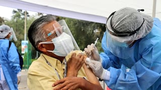 COVID-19: más de 300 mil adultos mayores no retornaron a centros de vacunación para completar inmunización
