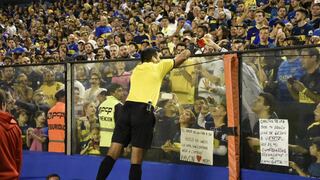 Noble gesto: Diego Haro regaló a pequeño hincha xeneize tarjetas usadas en el Boca Juniors vs. Wilstermann