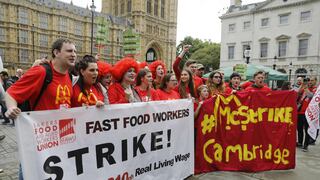 Trabajadores de McDonald's exigen mejores salarios con huelga [FOTOS]