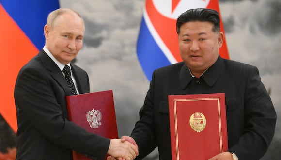 Vladimir Putin  y Kim Jong-un firman acuerdo. (Foto: Kristina Kormilitsyna /  AFP)