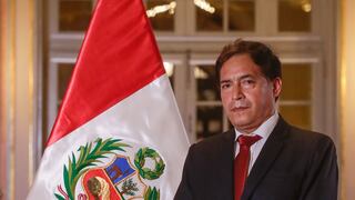 Ministro Nicolás Bustamante pide a Contraloría tomar acciones de control riguroso durante su gestión