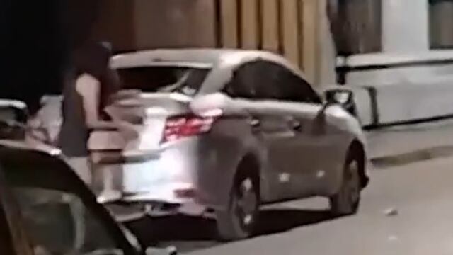 ¿POR QUÉ LO HIZO? Mujer destruye el auto que conducía su pareja (VIDEO)