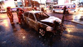 Los Olivos: taxi se incendia tras chocar contra miniván que se pasó la luz roja  