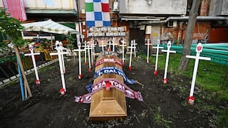 ¡Polémica celebración! Hinchas del Napoli crean un cementerio lleno de sus rivales (VIDEO)