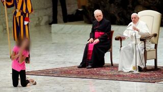 El emotivo gesto que tuvo el Papa Francisco con una niña que irrumpió en escenario del Vaticano [VIDEO]