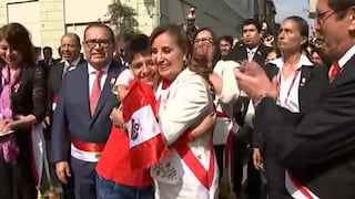 Dina Boluarte se da baño de popularidad en su retorno a Palacio de Gobierno