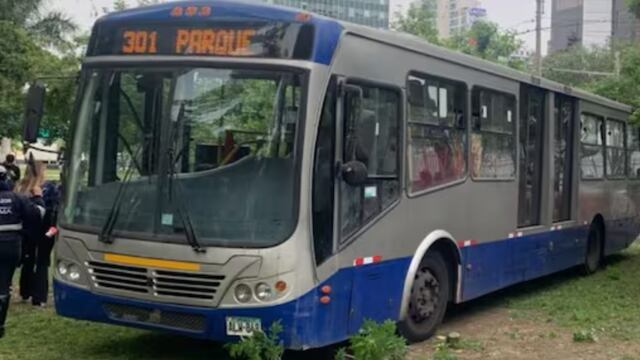 Bus del Corredor azul chocó contra un árbol en la avenida Arequipa | VIDEO 
