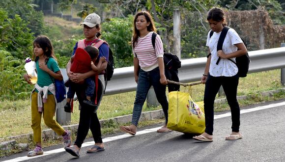 Migrantes participan en una caravana hacia la frontera con Estados Unidos. (Foto referencial: STRINGER / AFP)