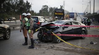 Automóvil se estrella contra un poste en El Agustino y deja dos fallecidos