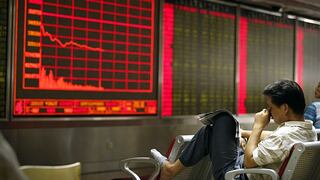 Bolsa de China sufre su peor caída desde 2007 y genera pánico mundial