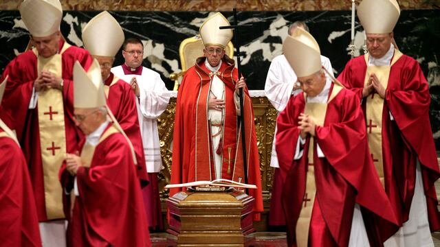 Papa fue al funeral del cardenal Law, sospechoso de encubrir a pederastas [FOTOS]