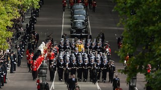Un vehículo fúnebre traslada el féretro de Isabel II hacia Windsor
