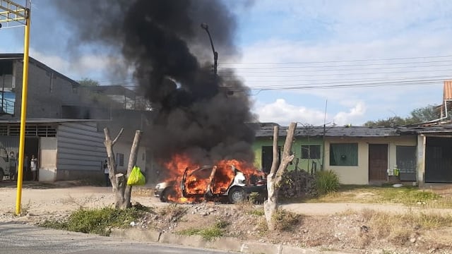 Amazonas: hombre se arrebata, quema su auto y la Policía lo detiene por tenencia ilegal de armas de fuego