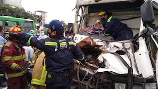 Surco: rescatan a hermanos que quedaron atrapados en camión tras choque con otro vehículo en la Panamericana Sur