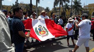 Pedro Chávarry: Detractores y seguidores se enfrentan en la Plaza de Armas [FOTOS Y VIDEO]