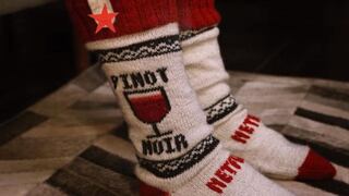 Netflix: Estos calcetines dejarán en pausa un capítulo si te que quedas dormido viéndolo [Video]