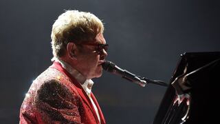 Elton John, de 75 años, reaparece en silla de ruedas