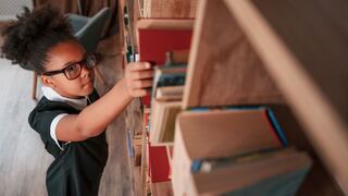 Beneficios de organizar una biblioteca escolar en casa con tu hijo