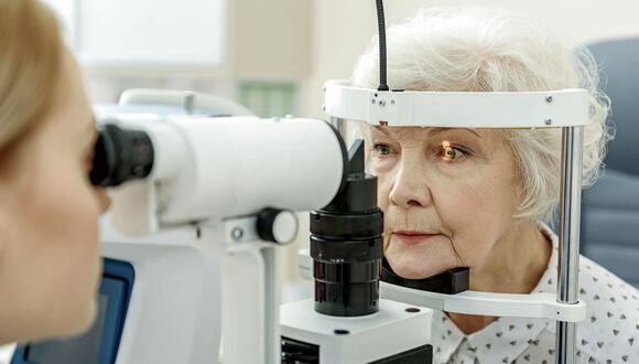 Con el fin de prevenir el riesgo de pérdida de visión, el especialista recomienda exámenes oculares anuales a las personas mayores de 50 años.