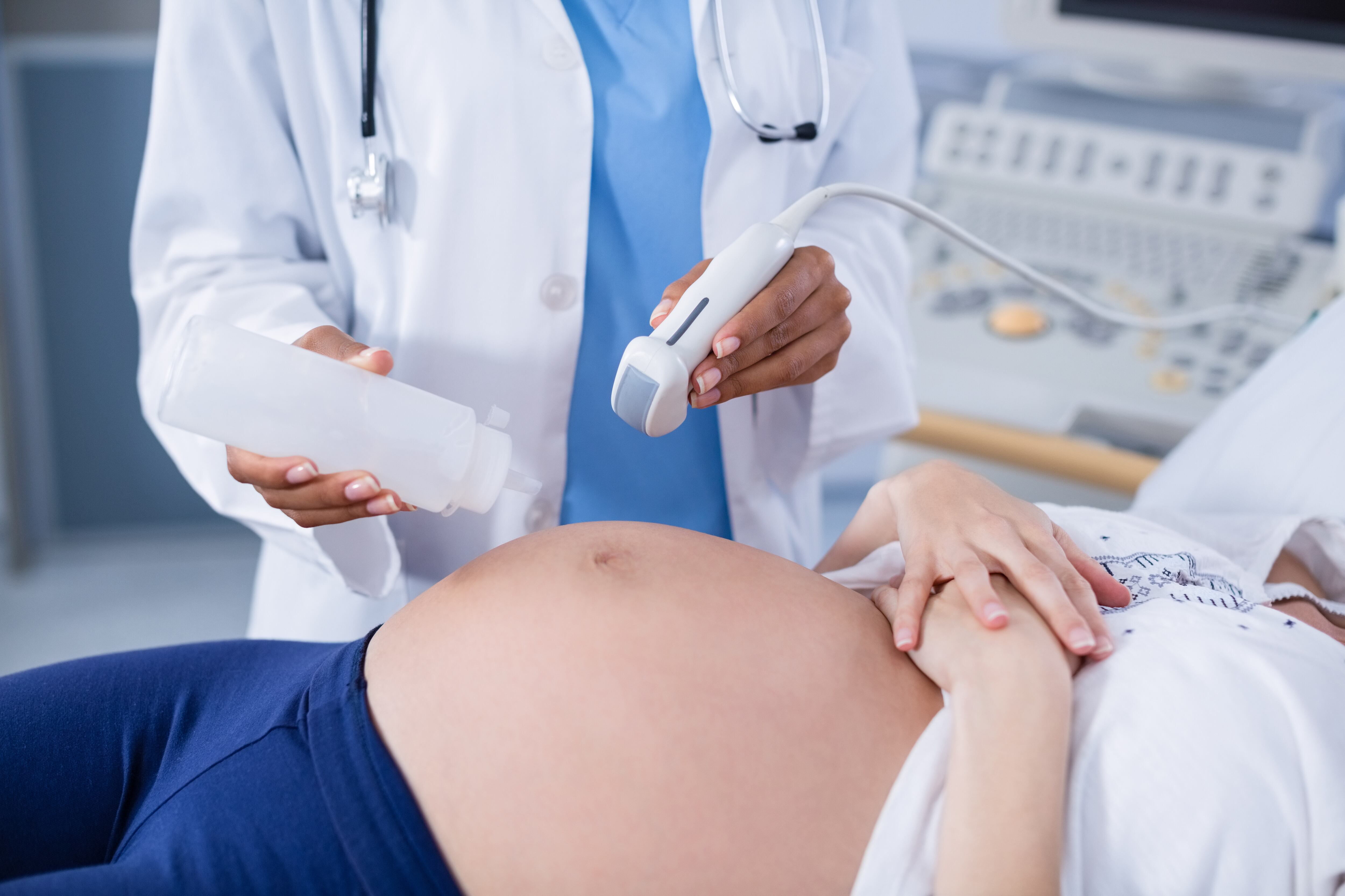 Si bien la mayoría de mujeres de más de 30 años llegan a tener embarazos saludables, a medida que van cumpliendo años después de los 35, algunos riesgos aumentan. 