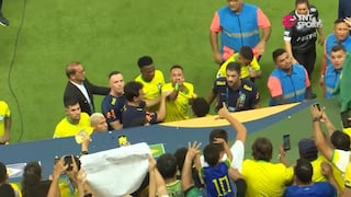 Hinchas le tiran un envase en la cabeza a Neymar por empate con Venezuela (VIDEO)