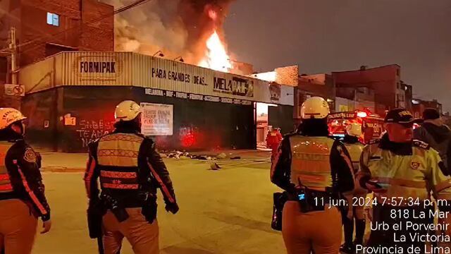 La Victoria: Diez unidades de bomberos intentan controlar incendio en almacén de melamina
