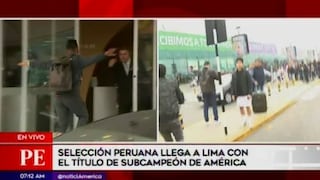 Christian Cueva saltó baranda ante el asedio de hinchas a su llegada a Lima [VIDEO]