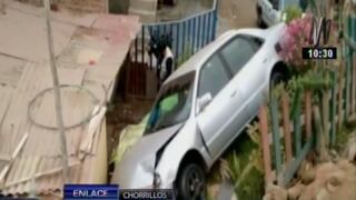 Chorrillos: Automóvil cayó sobre vivienda y destrozó dos mototaxis [Video]