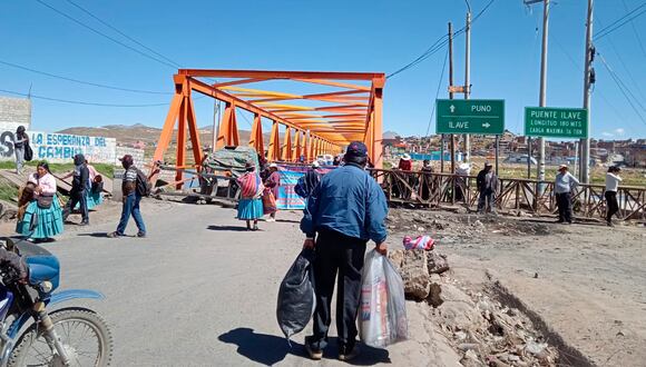 Puente de Ilave fue bloqueado una vez más. (Foto: Andina)