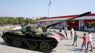 Tanque frente al estadio del Estrella Roja de Belgrado genera molestia en Croacia
