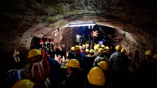 955 mineros quedan atrapados en yacimiento de oro en Sudáfrica