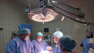 Médicos del hospital Sergio Bernales salvan vida de mujer al extirparle tumor de más de 15 kilos