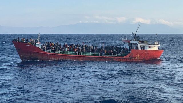 Grecia: decenas de desaparecidos tras hundimiento de barco con migrantes 