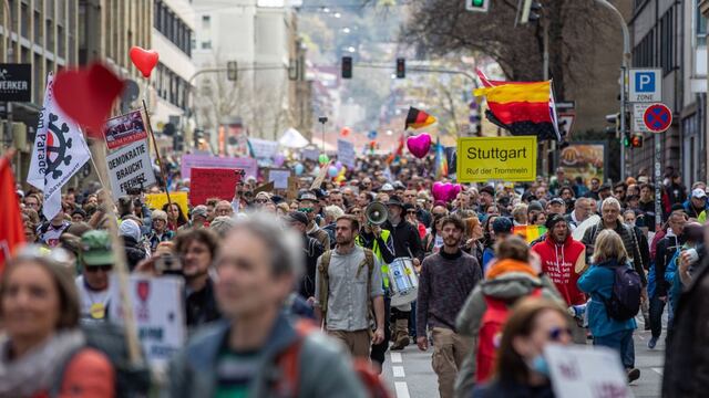 Alemania: Miles de personas protestan contra las restricciones por el coronavirus [FOTOS]