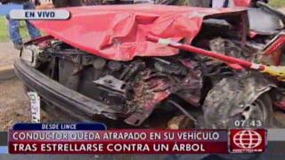 Lince: Conductor quedó atapado en su auto tras chocar con un árbol