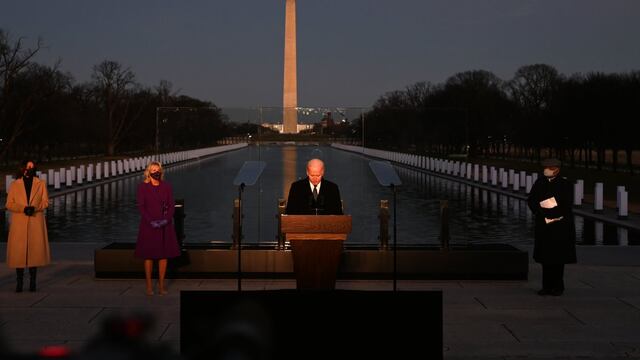 Biden y Harris homenajean a los 400.000 muertos por la pandemia en EE.UU. 