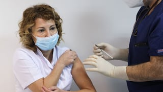 Las postales que deja el inicio de las campañas de vacunación contra el COVID-19 en todo el mundo [FOTOS]