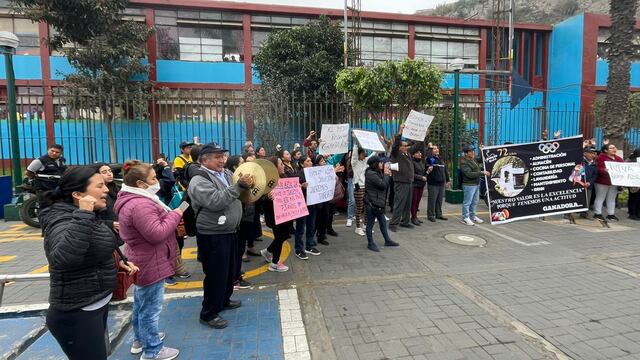 Trabajadores protestan por cierre de La Granja Azul
