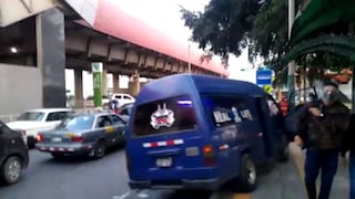 Surco: chofer de combi informal casi atropella a inspectores de Tránsito para huir de operativo