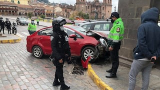 Reportan el choque de dos vehículos en plena Plaza Mayor de Cusco