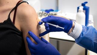 No se necesitan guantes para vacunar contra el COVID-19, afirma la OMS