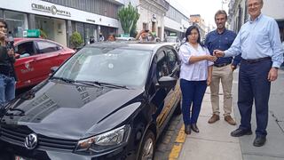 Arequipa: AAP dona auto nuevo a señora que perdió su vehículo quemado durante protestas