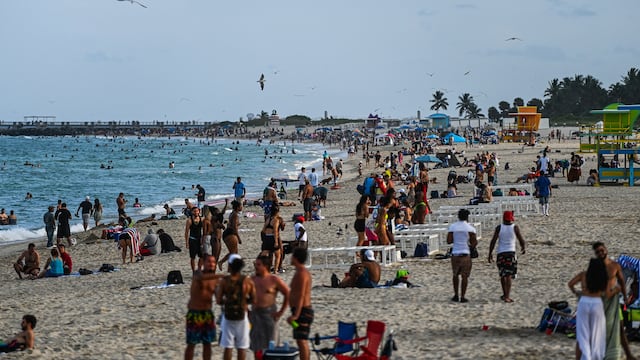 Fumar cigarrillos en playas y parques públicos será prohibido en Miami Beach a partir del 2023