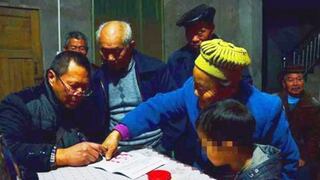 China: Pueblo recoge firmas para expulsar a niño de 8 años con VIH