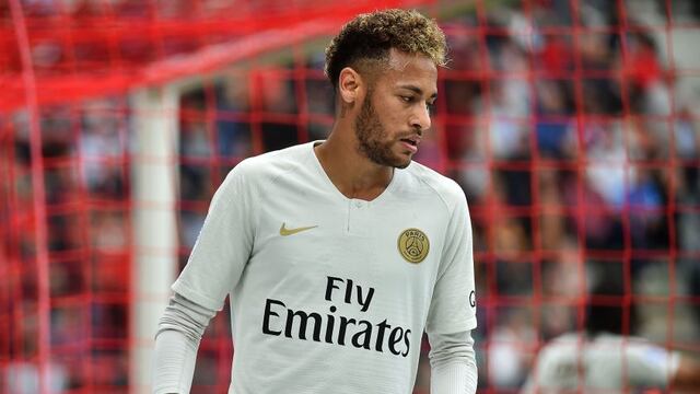 Neymar se unta crema facial en partido y se burlan de su vanidad [VIDEO]