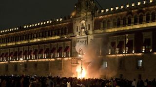 México: Incendiaron puerta de Palacio Nacional tras marcha por 43 estudiantes